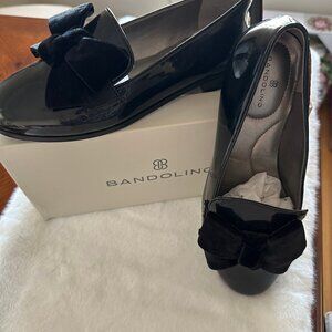 Bandolino Black Patent Loafer with velvet bow size 8
